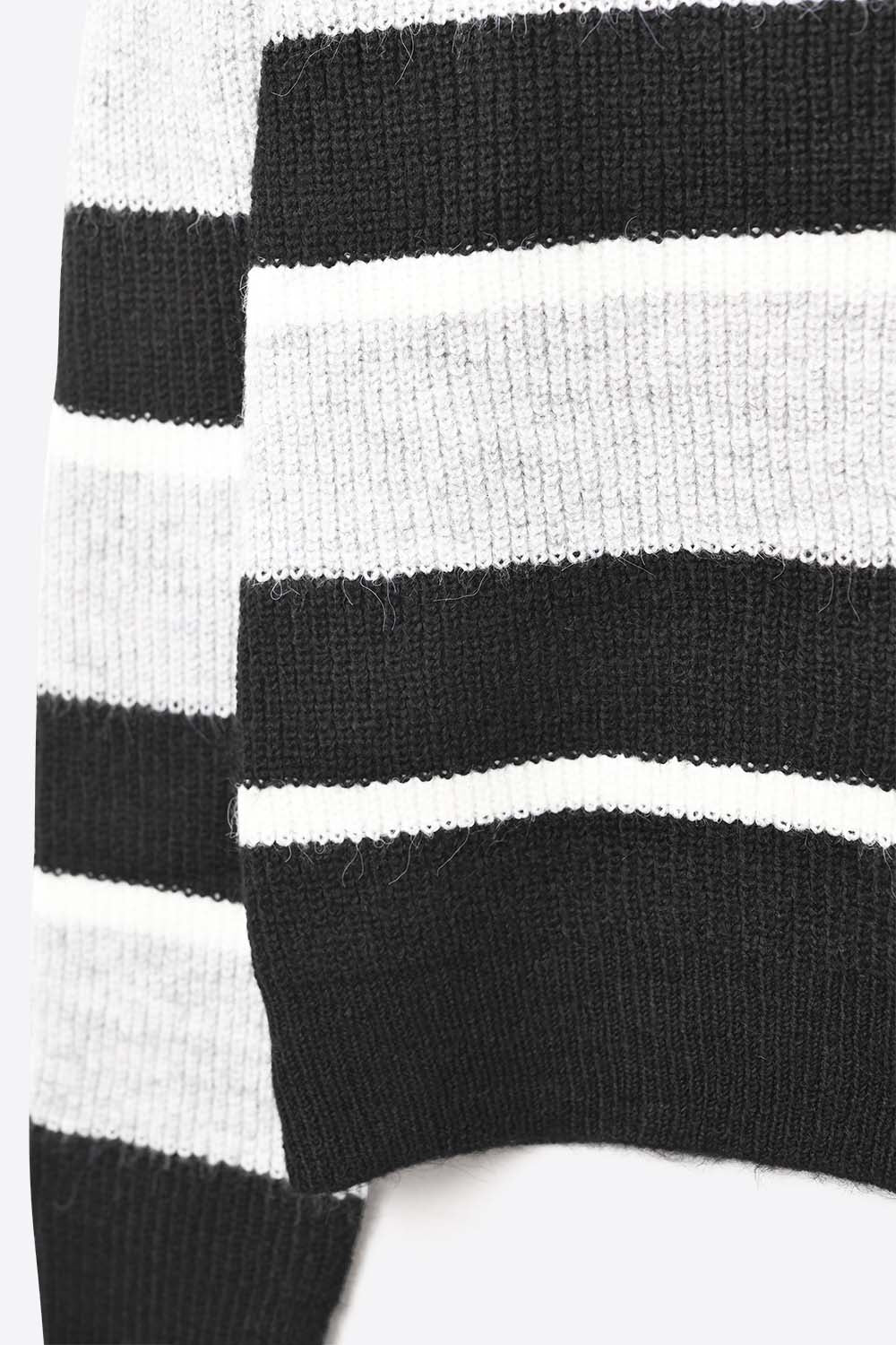 Maillot noir à rayures blanches et grises