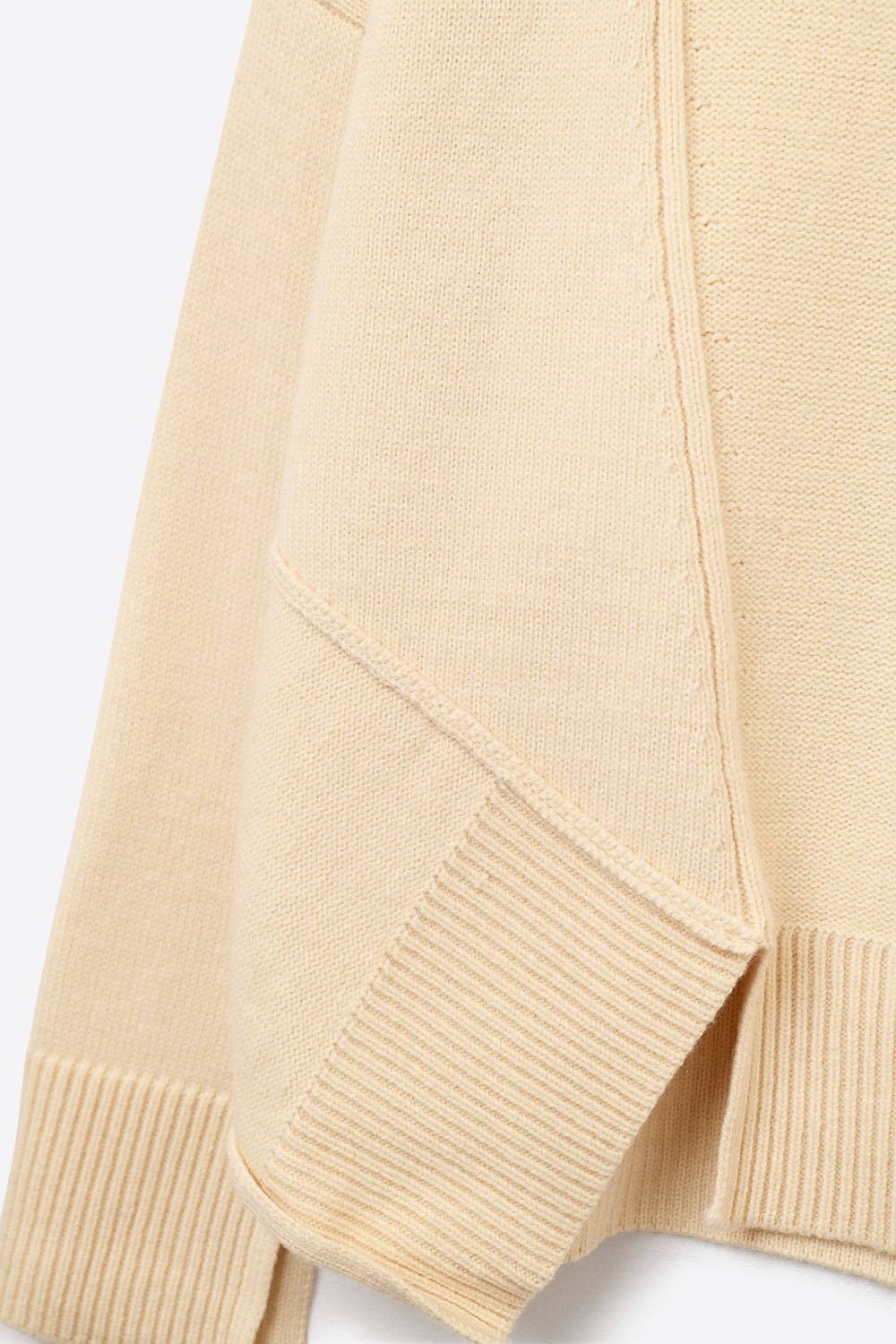 Pull à col roulé asymétrique en tricot doux beige