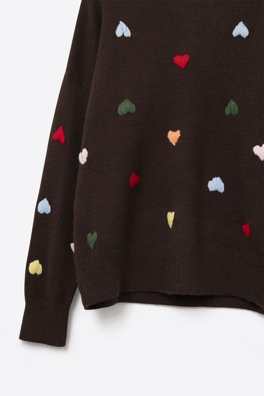 Brown Crew neck Sweater With Multicolor Embroidered Hearts (Pull à col ras du cou marron avec des cœurs brodés multicolores)