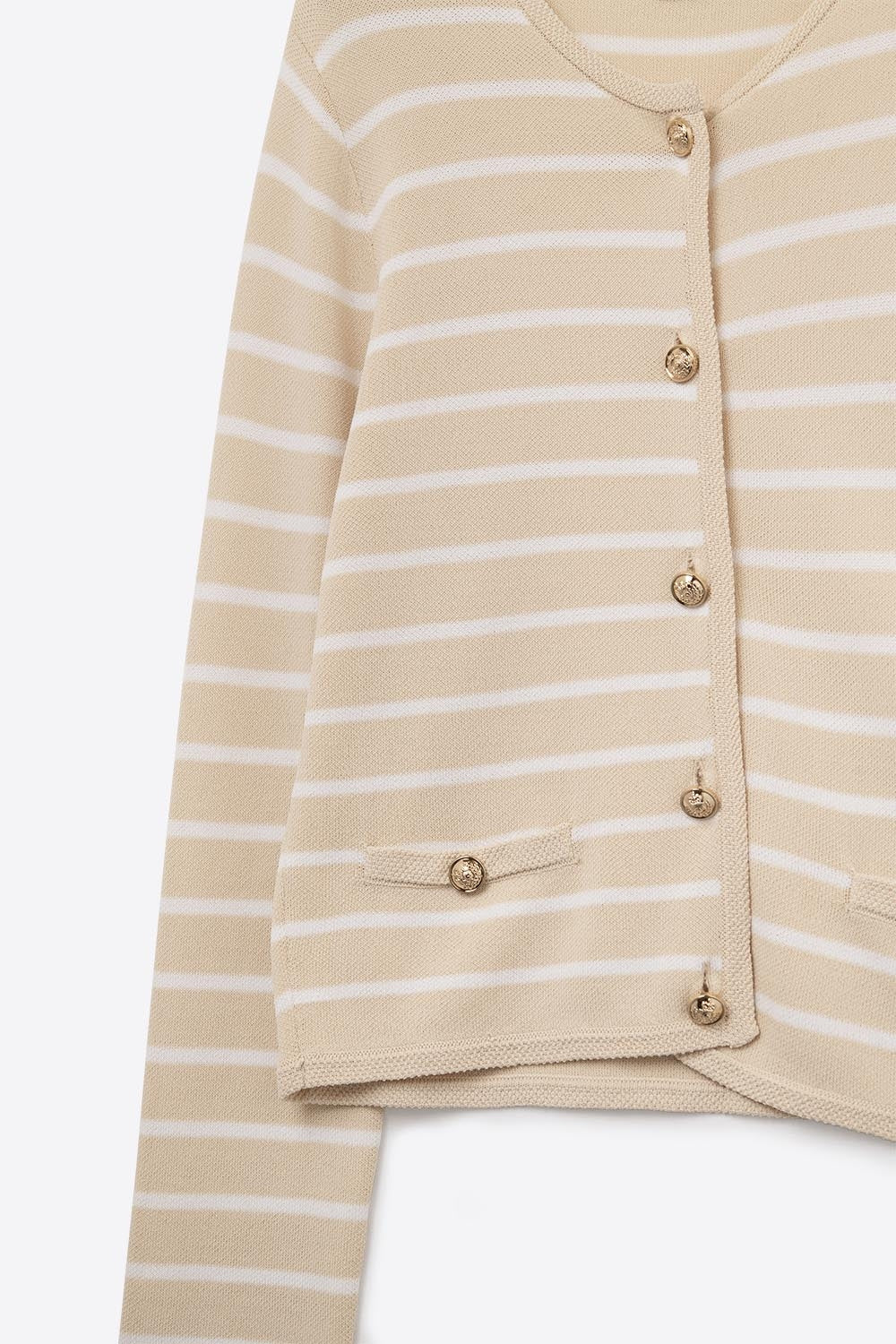 Cardigan beige à rayures blanches et boutons dorés
