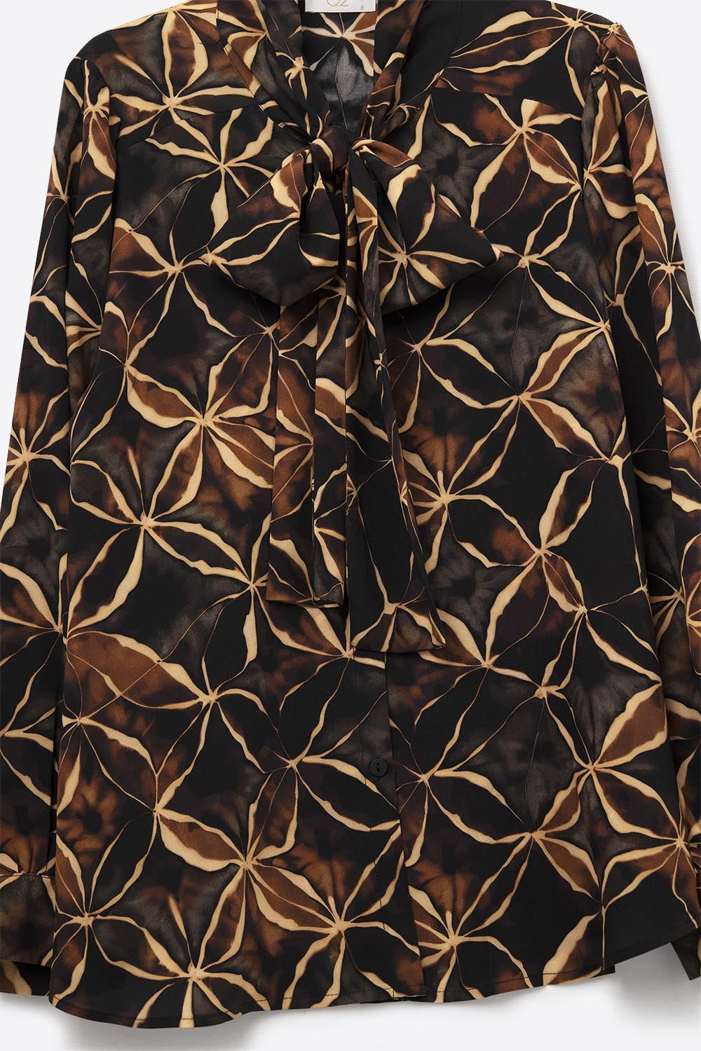 Chemise en mousseline de soie noire à imprimé abstrait et nœud papillon