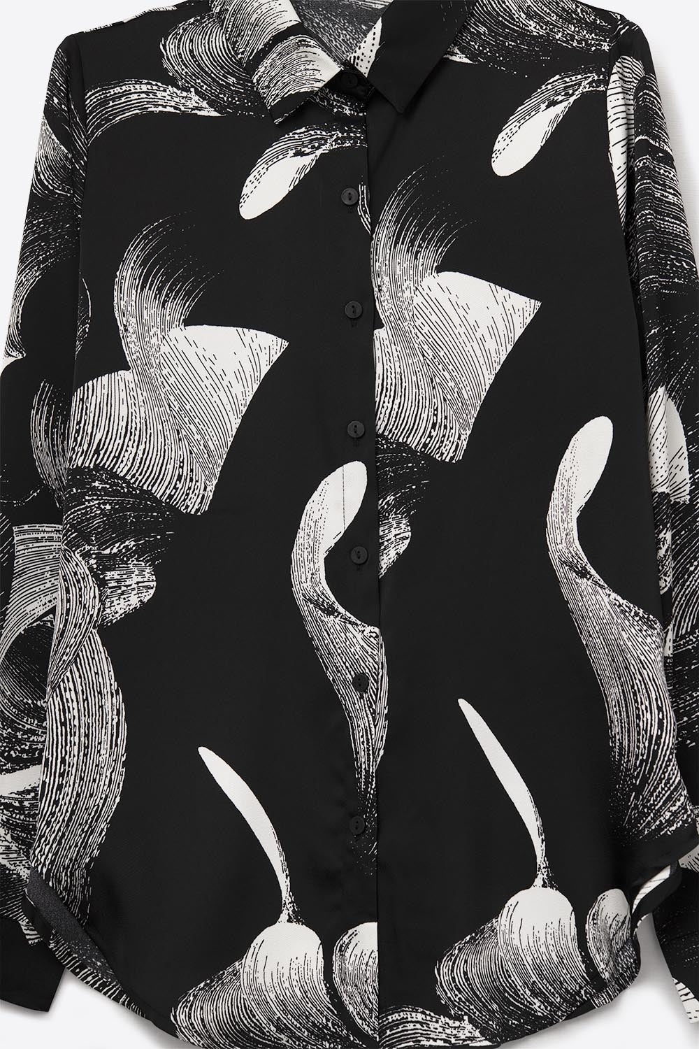 Blouse en satin noir à imprimé abstrait