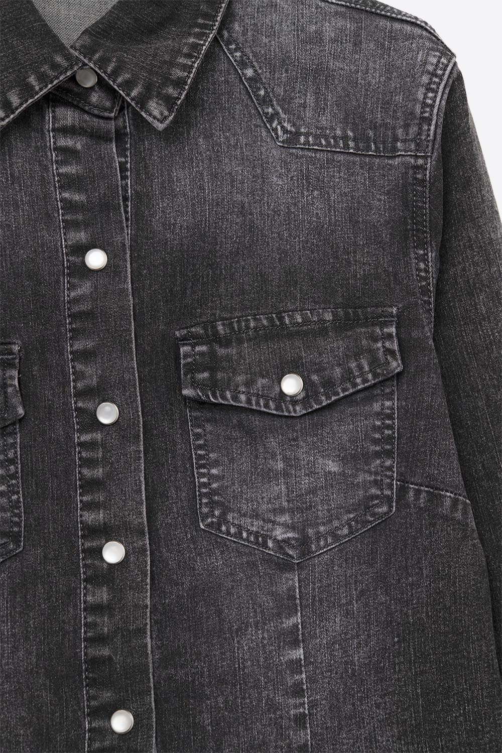 Veste-chemise en denim noir délavé avec boutons-pression