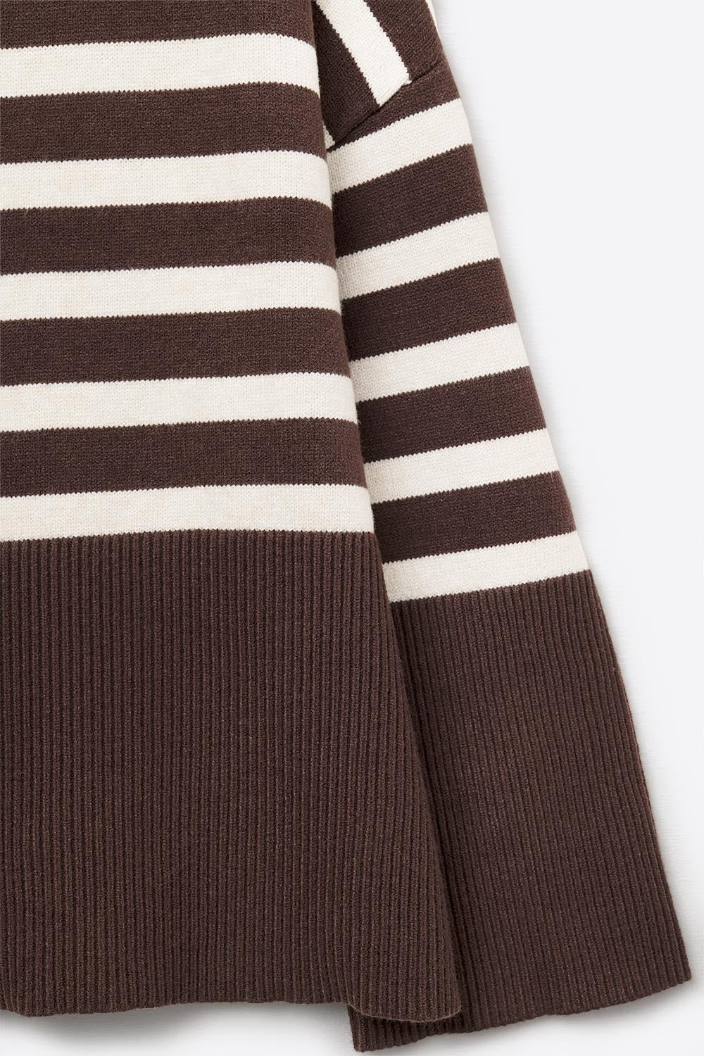 Pull à col roulé surdimensionné marron avec des rayures blanches et des fentes sur le côté