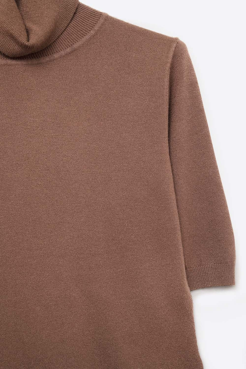 Pull en fine maille marron à col montant et manches coudées