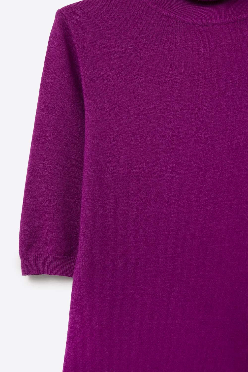 Pull en maille fine fucsia à col montant et manches coudées