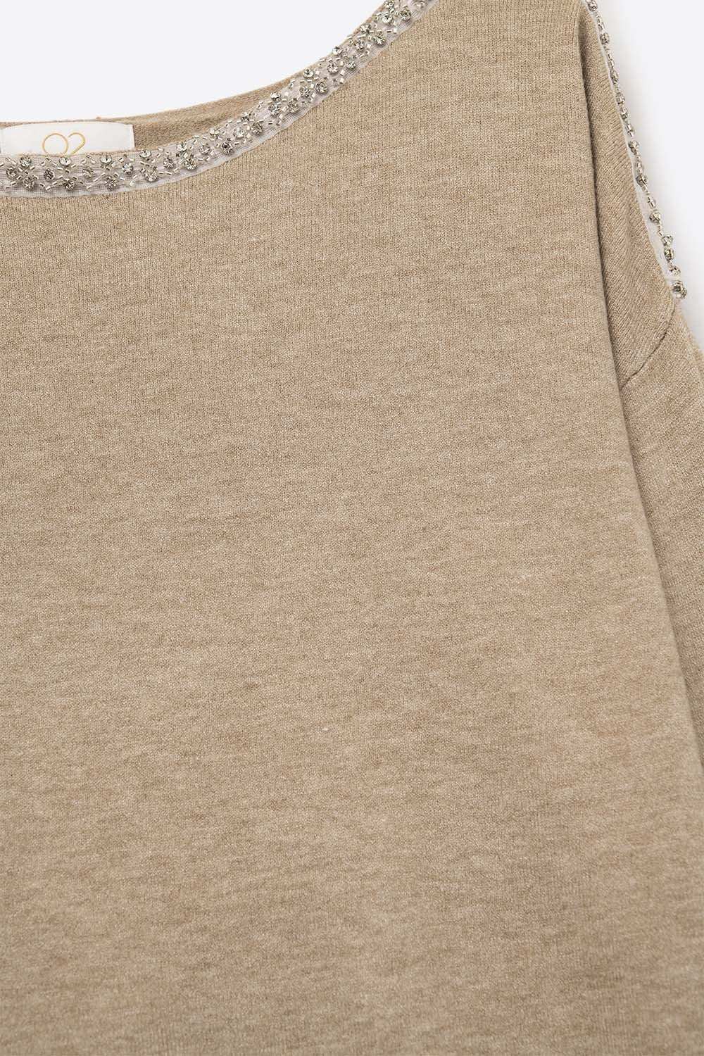 pull-over beige en maille fine avec col bateau et détails en strass