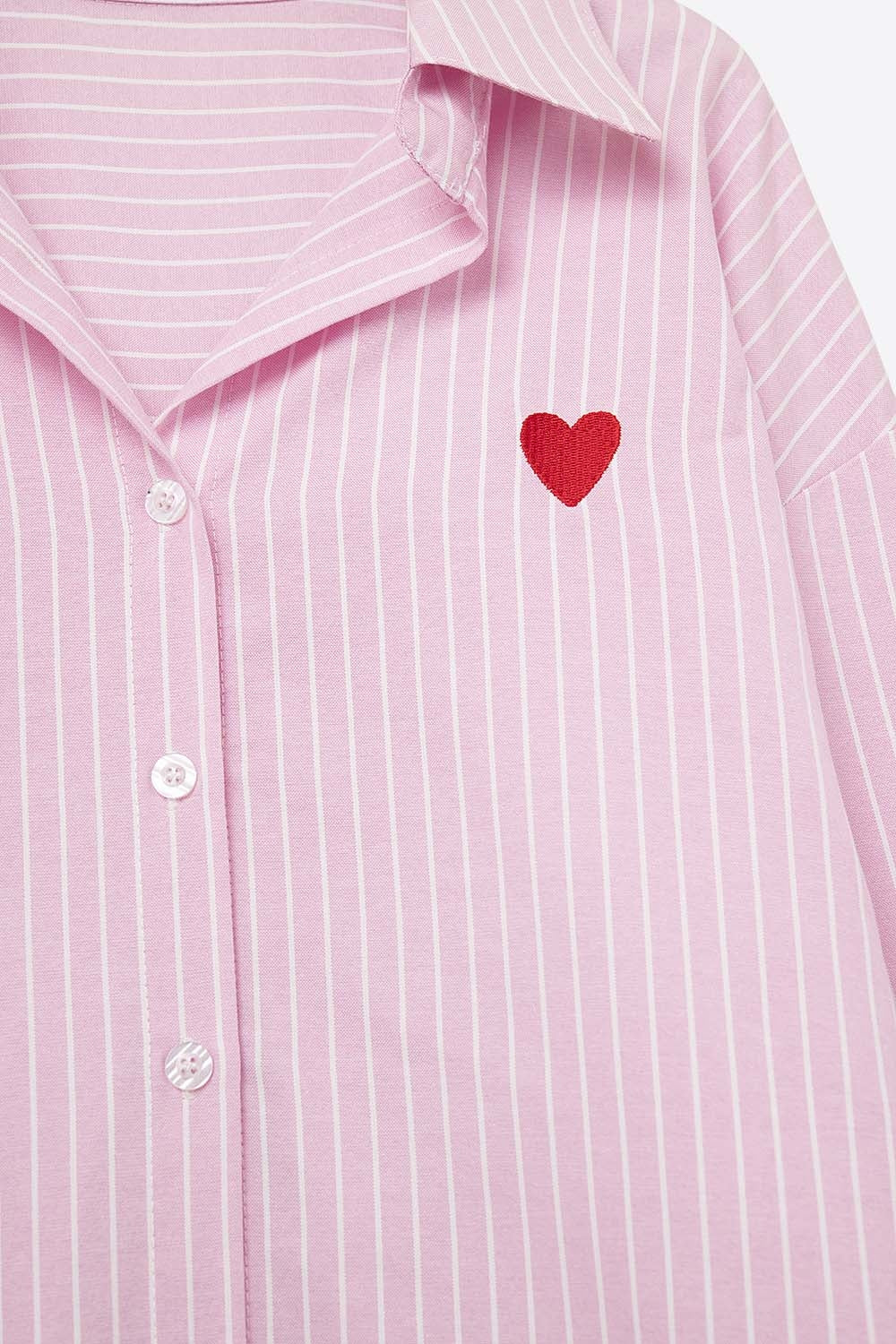 Chemise à rayures roses avec broderie en forme de cœur rouge