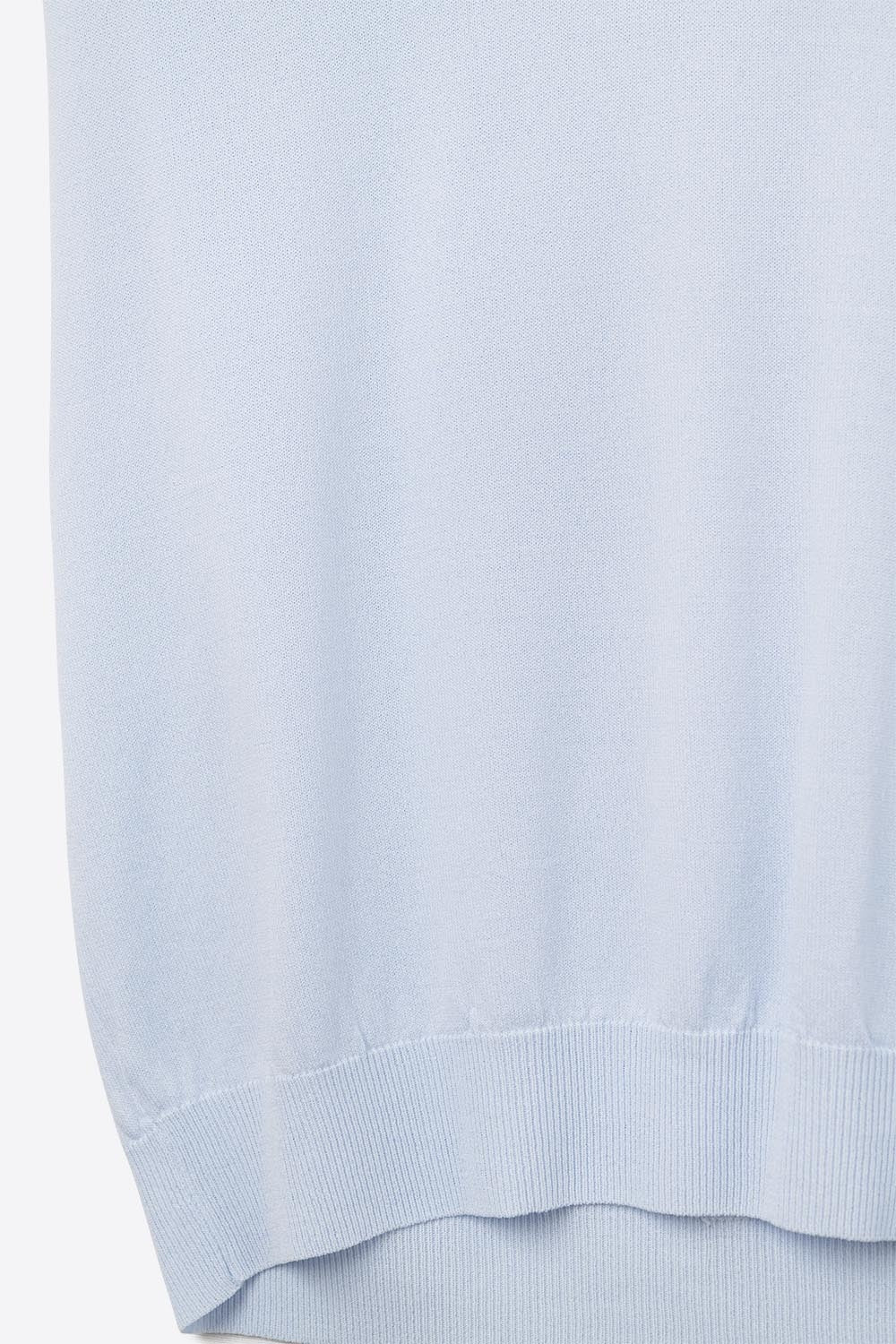 pull bleu en maille légère à col en V et manches courtes