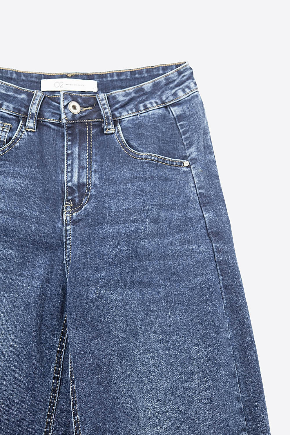 Jean en denim bleu foncé à jambes larges avec ourlet à revers et coutures latérales