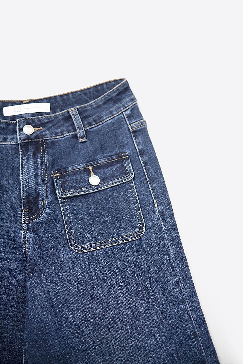 Jean en denim bleu à jambes larges avec détails de boutons