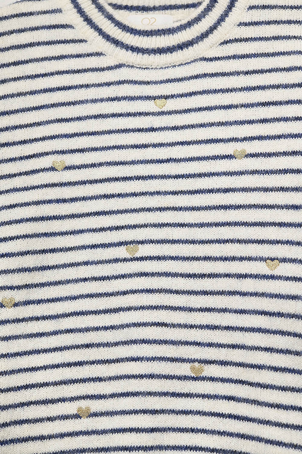 Pull en tricot à rayures bleues et brodé d'un coeur doré