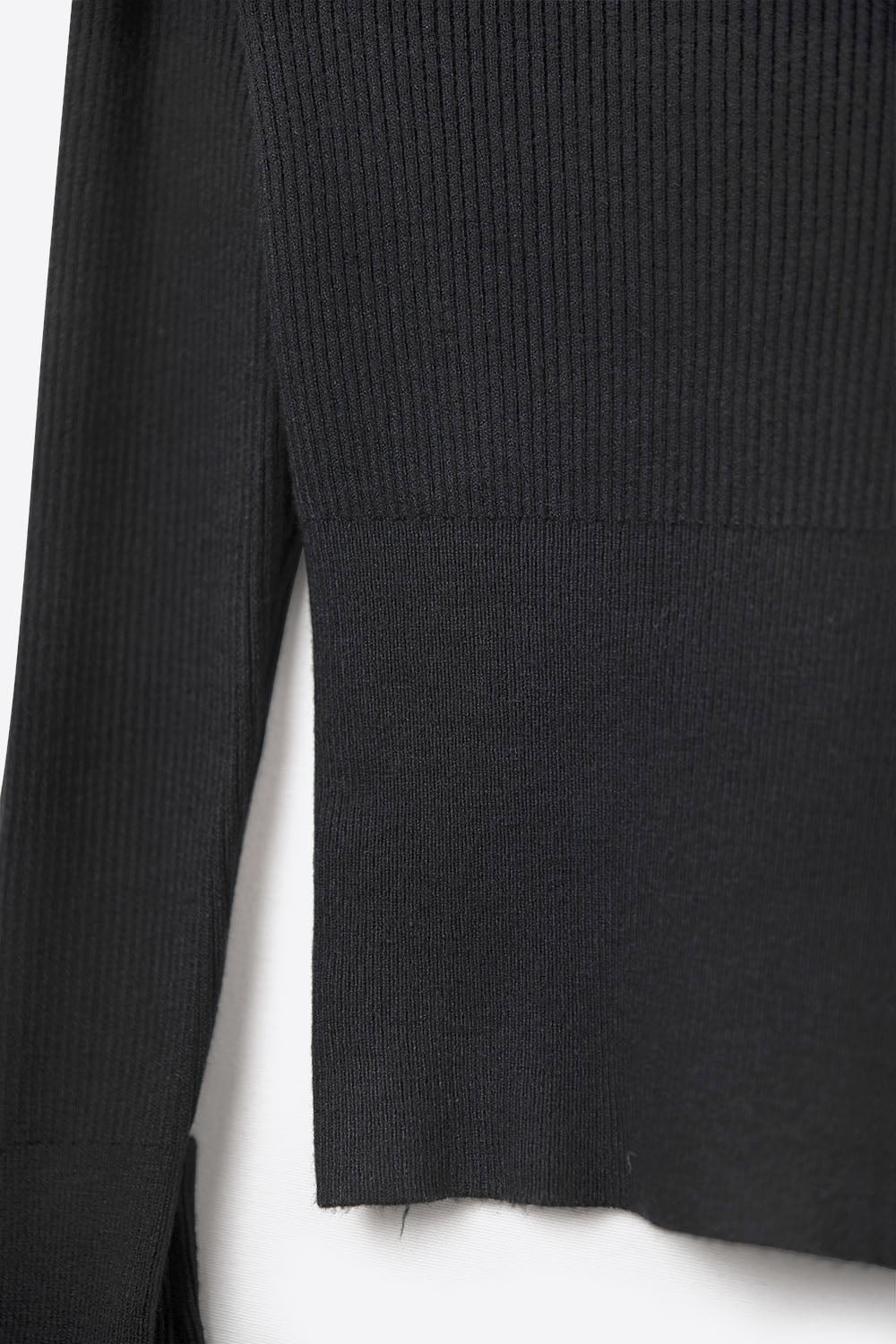 pull noir en fine maille côtelée avec large col bateau