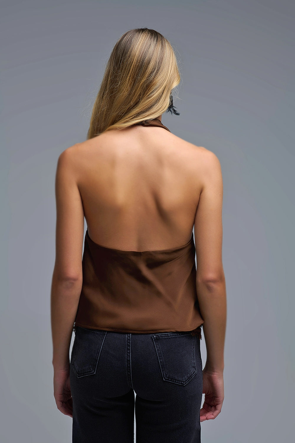Top dos nu en satin marron avec encolure drapée