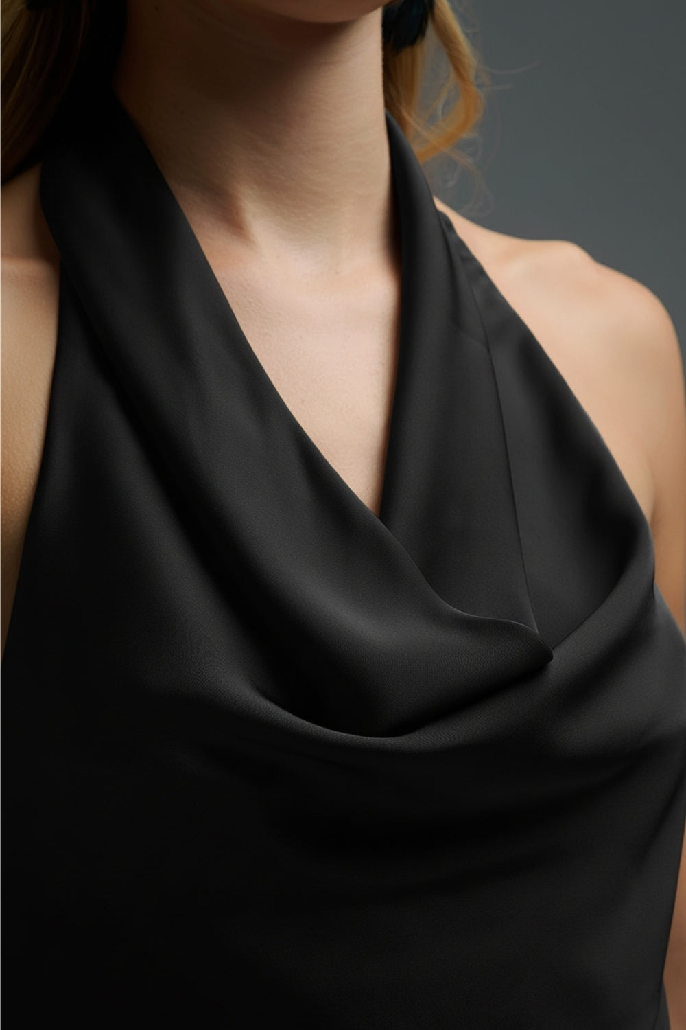 Top dos nu en satin noir avec encolure drapée