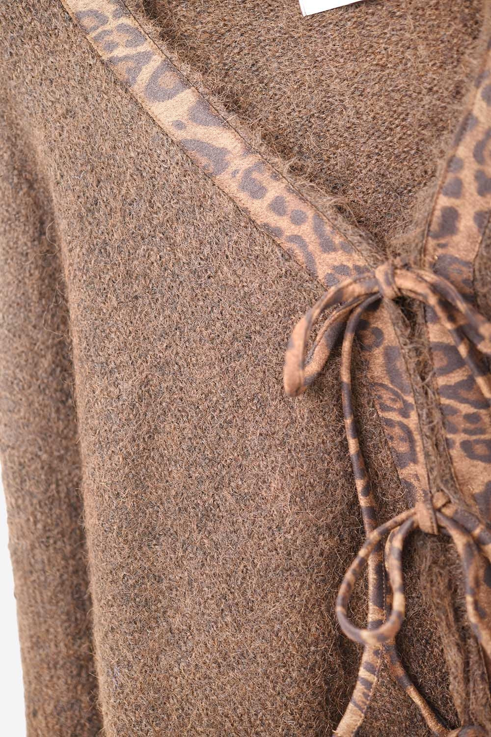 Cardigan en maille marron avec détails brodés en léopard