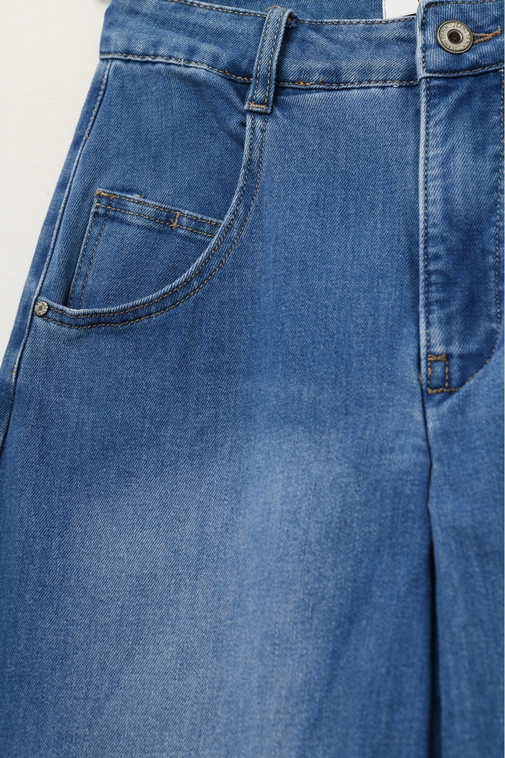 Jupe pantalon en denim à jambe extra-large avec plis sur le devant