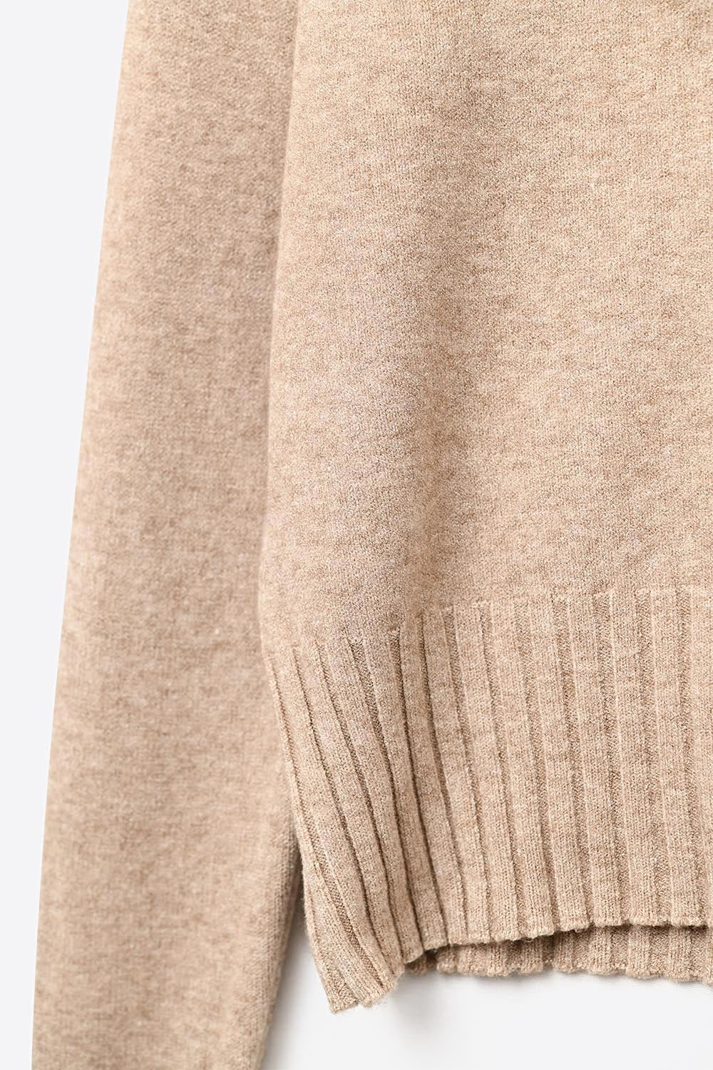 Pull en maille douce beige avec poignets et col côtelés
