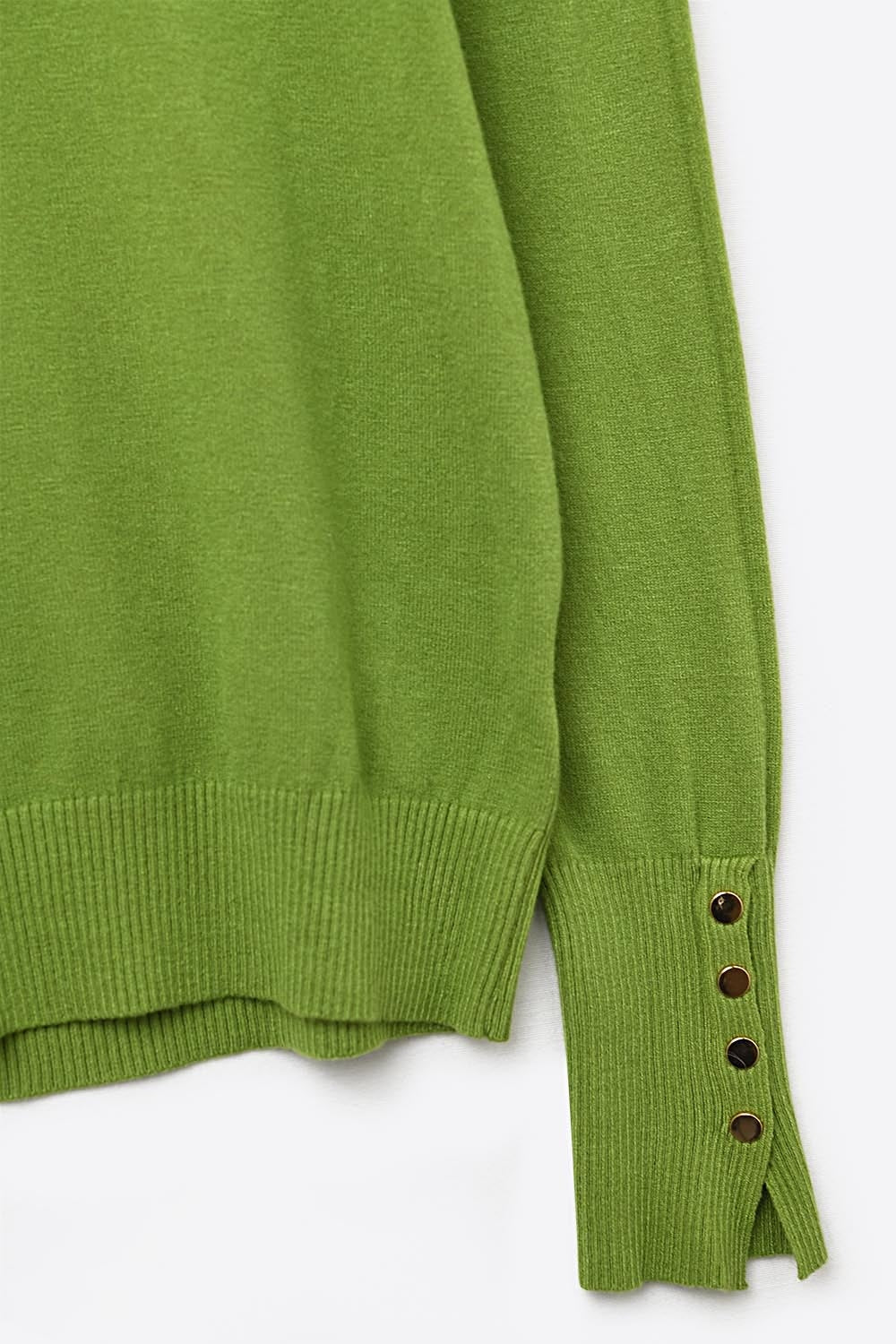 Pull à col roulé vert olive avec boutons dorés sur la manchette