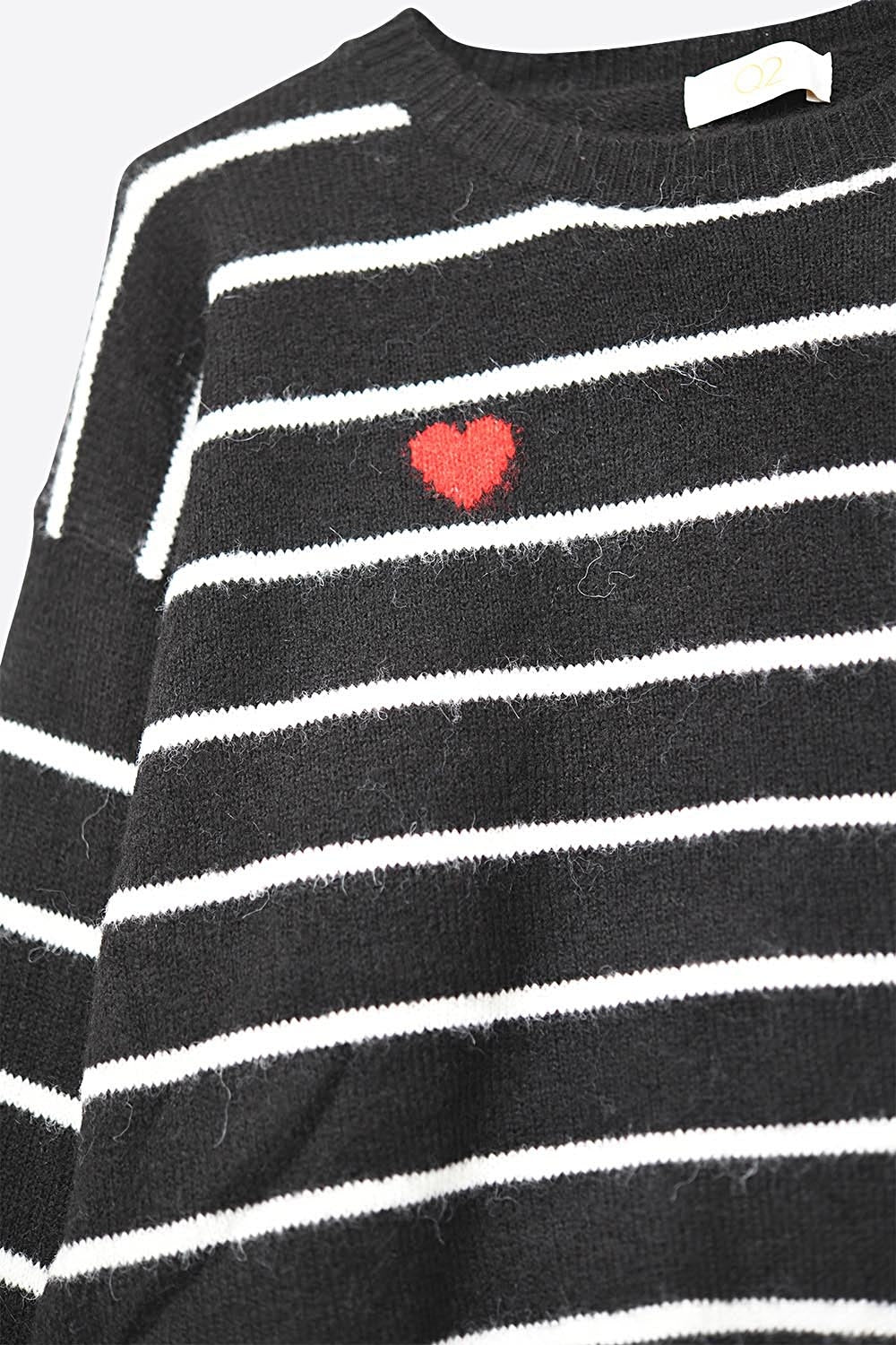 Pull en tricot noir avec détail de cœur rouge et rayures blanches