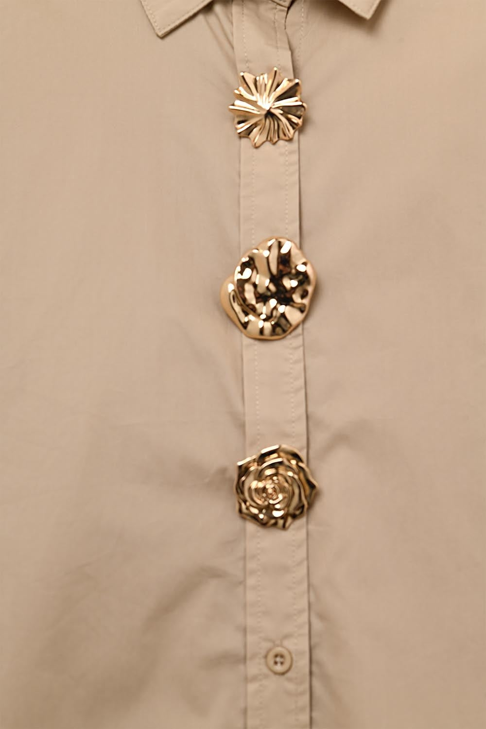Chemise en coton popeline décontractée beige avec boutons décoratifs dorés