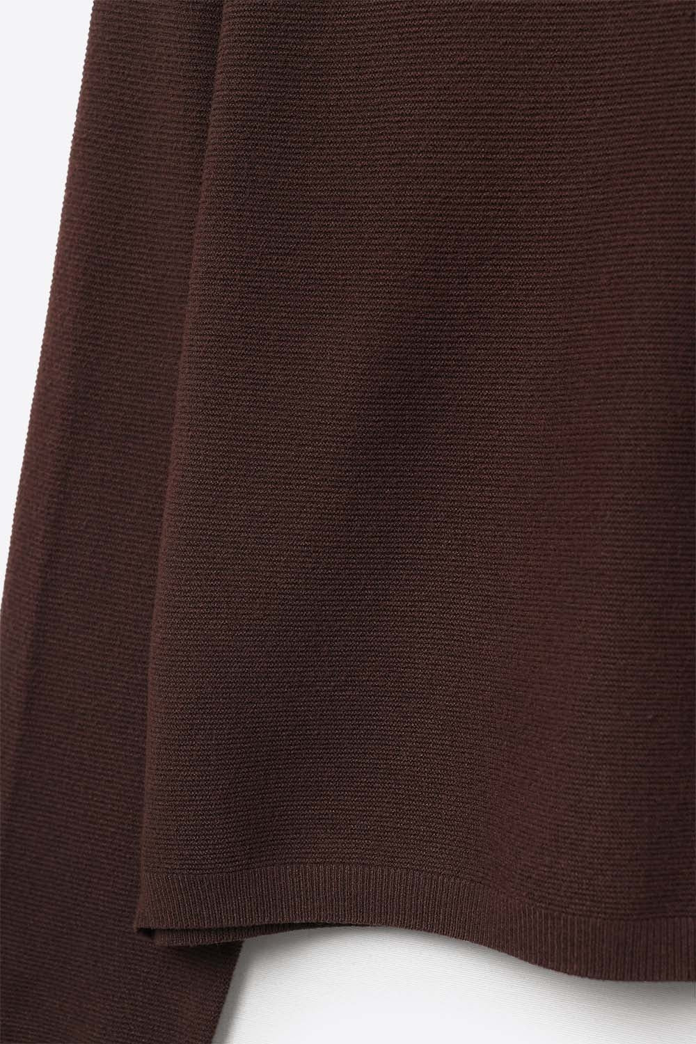 Pull à col en V en maille fine marron avec texture linéaire subtile