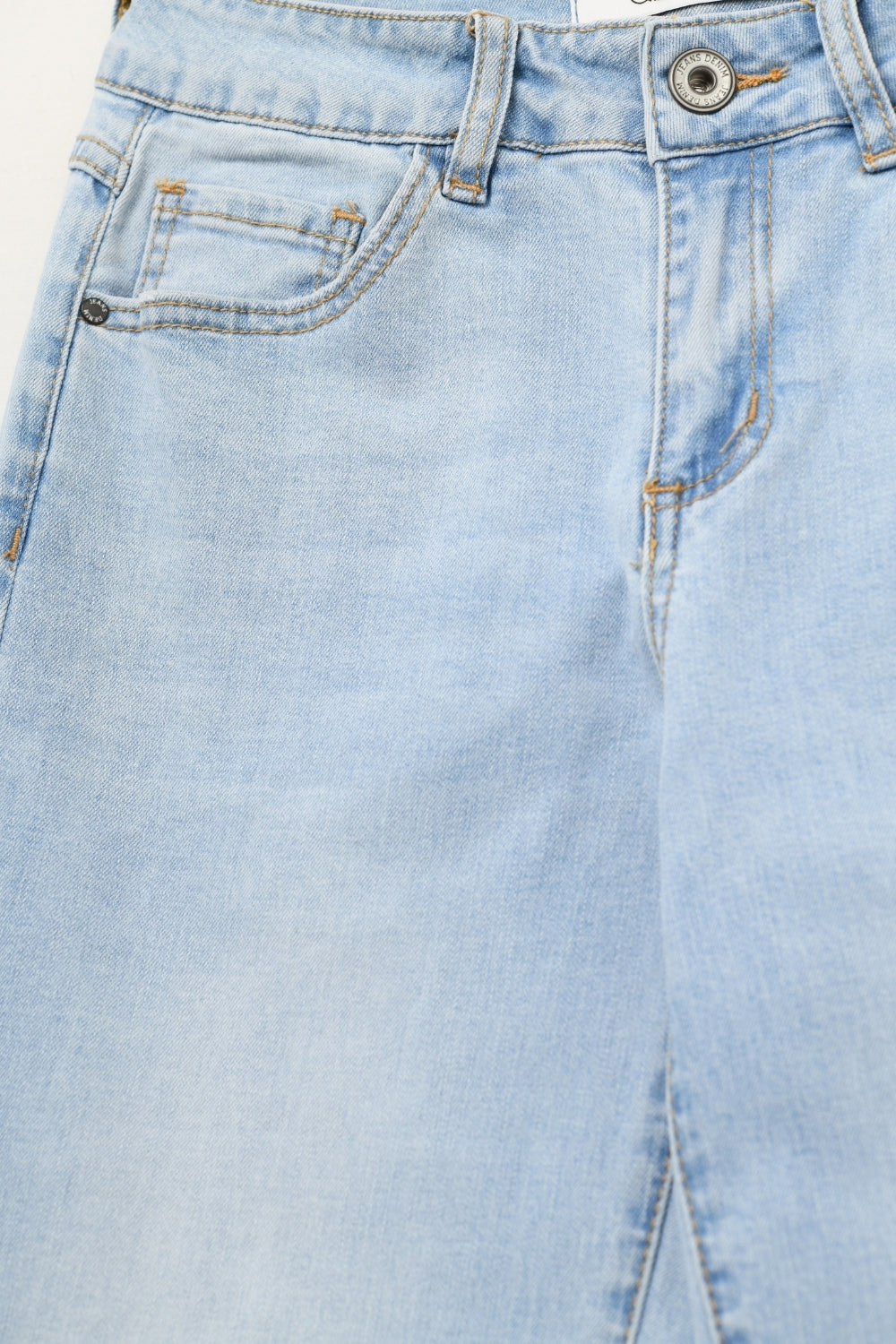 Jeans bleu clair à jambe droite