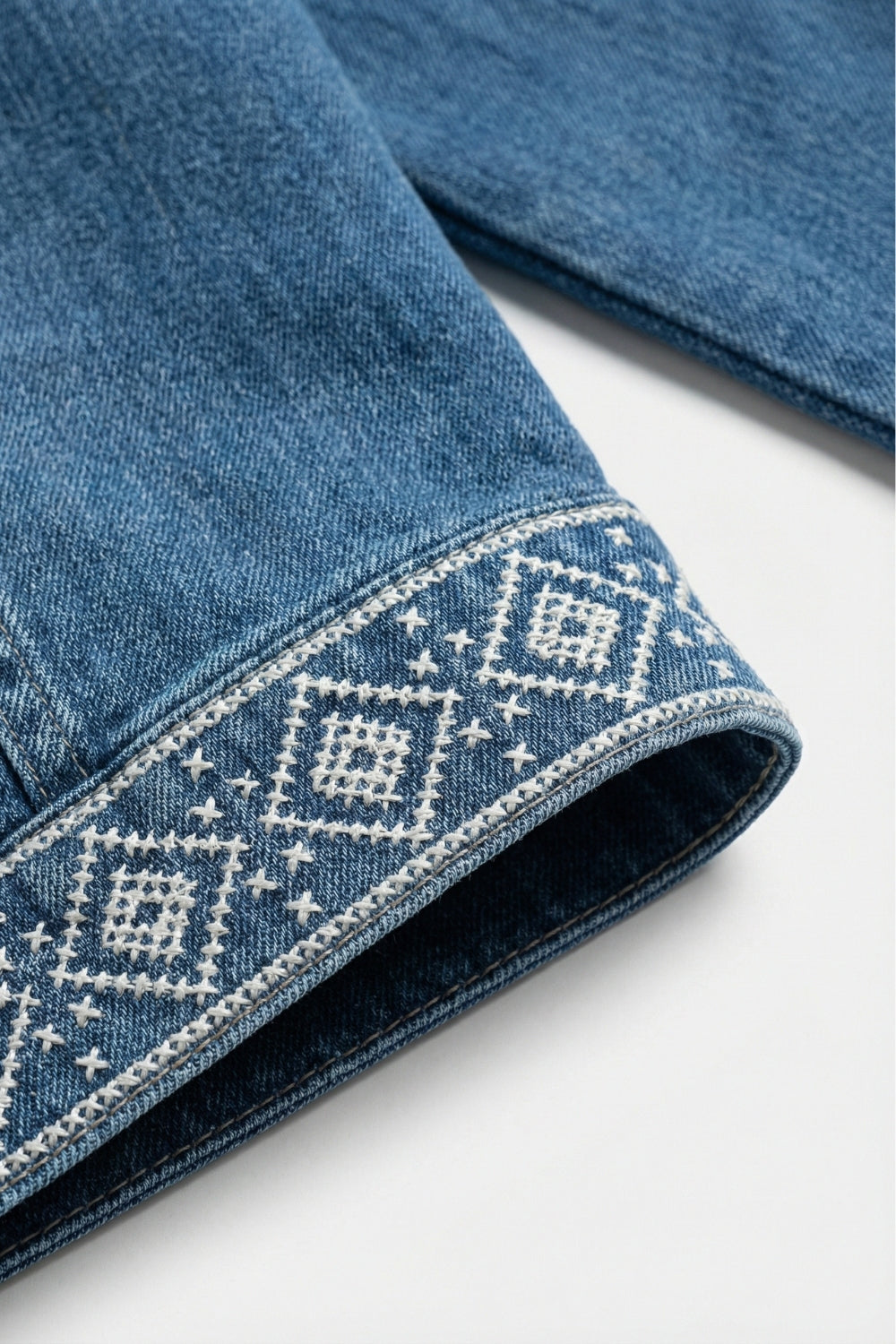 Kimono ouvert brodé bleu avec bordures blanches