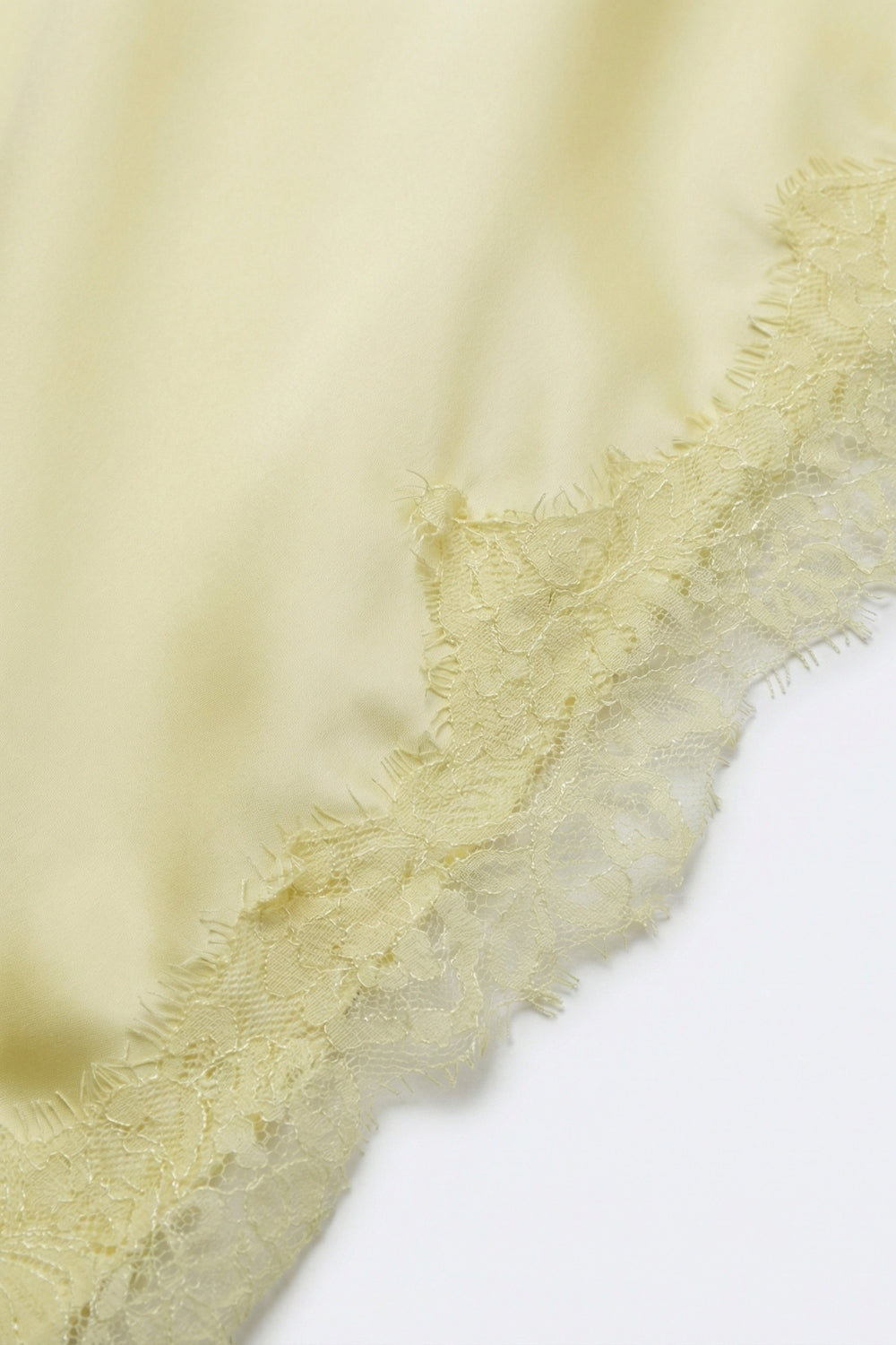 Jupe mouchoir en satin jaune beurre avec bordure en dentelle