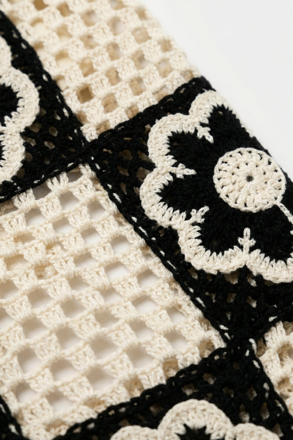Pantalon évasé en patchwork crochet noir et crème avec motif floral