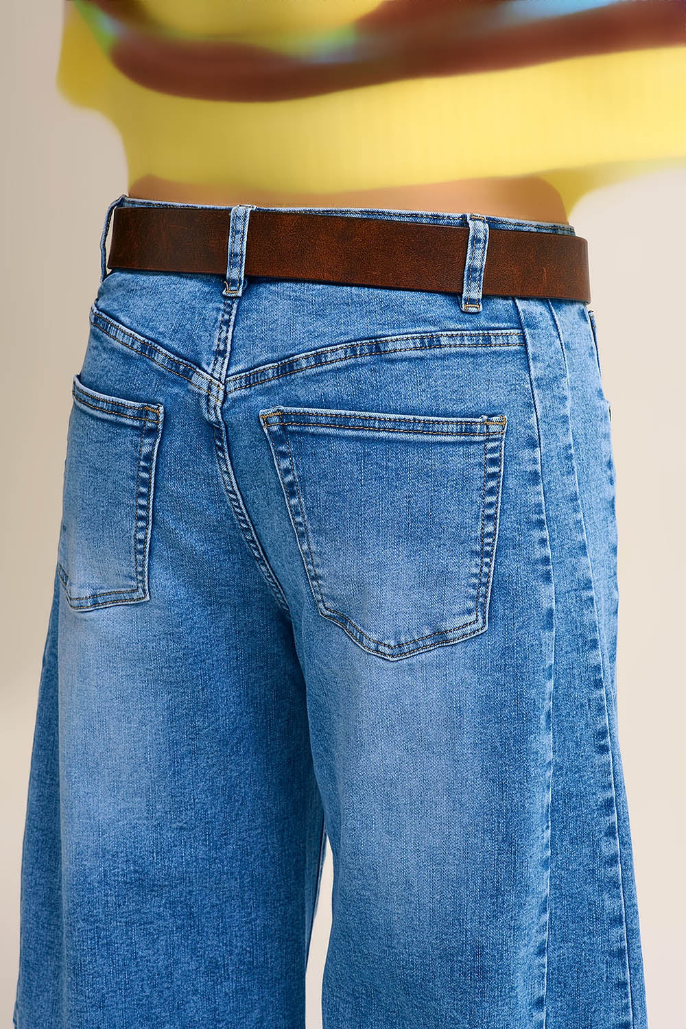 Jeans en denim bleu Barrel à jambe large en délavage léger