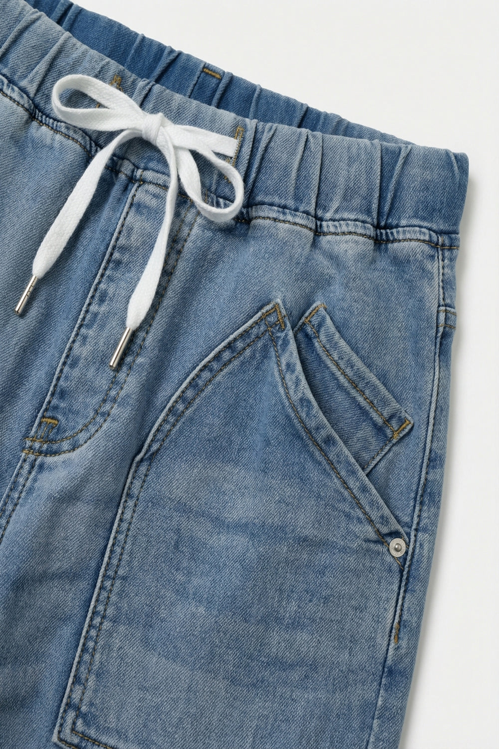Jean en denim style jogger bleu clair avec taille à cordon