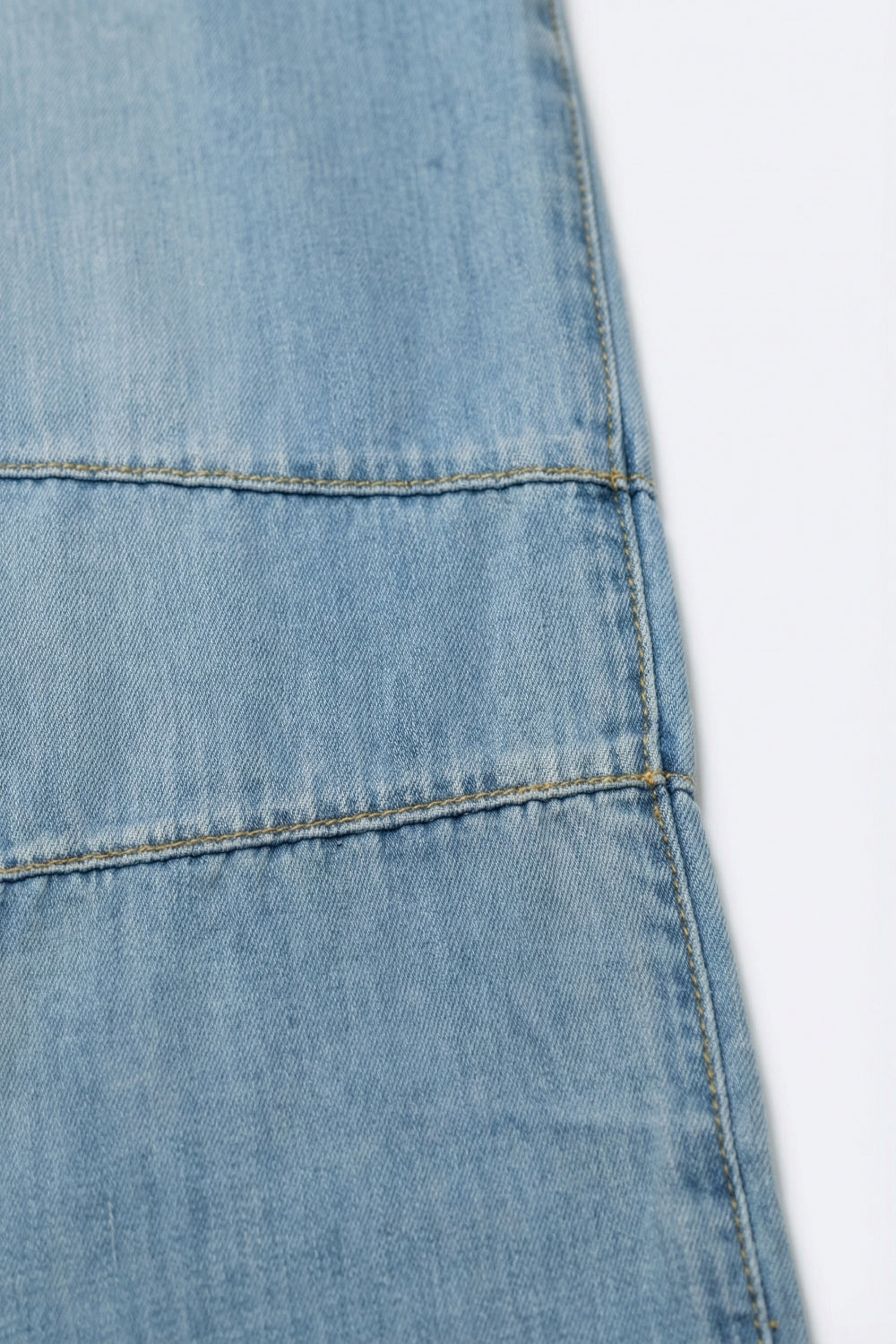 Jeans bleu clair à lavage léger avec détail de couture au genou