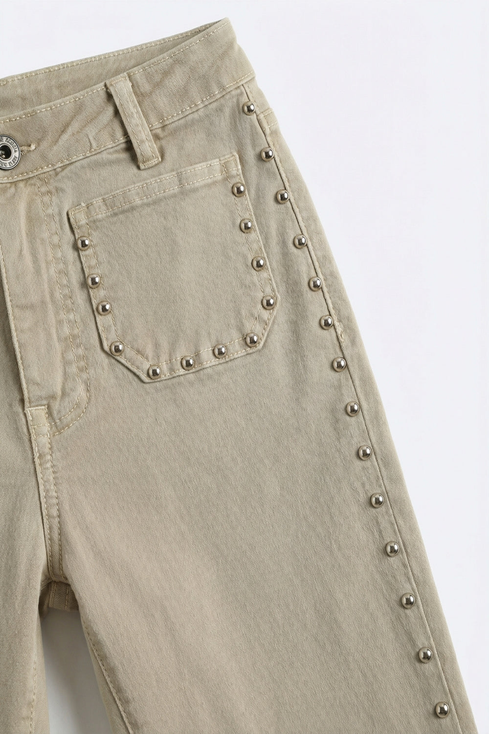 Pantalon évasé beige avec détails latéraux cloutés