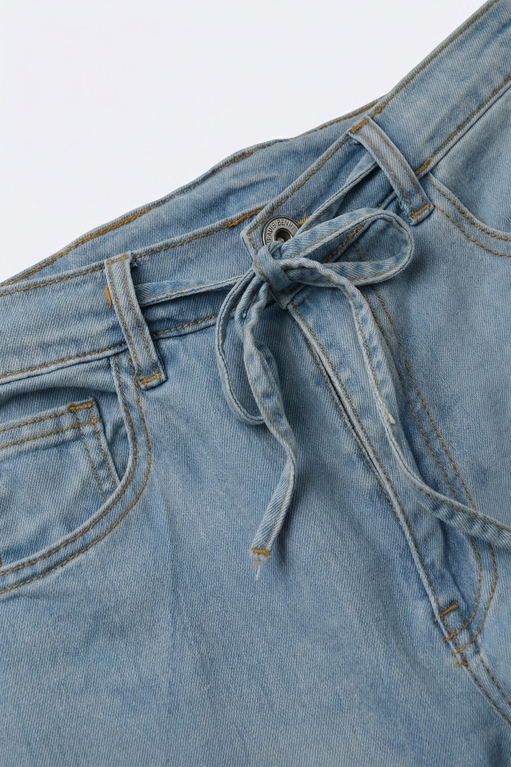 Pantalon en denim à jambe large bleu clair avec taille à cordon de serrage