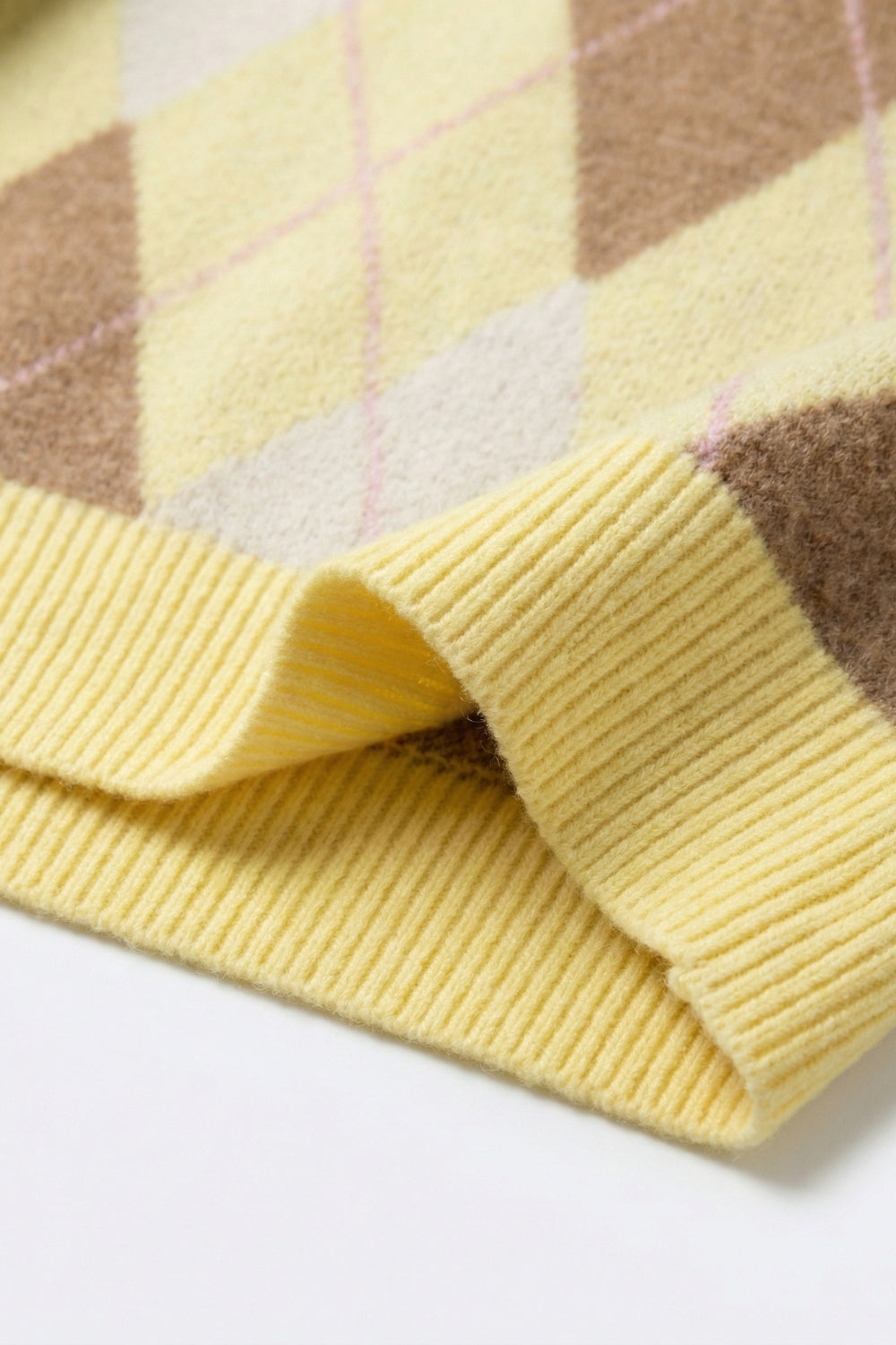 Pull en maille douce et duveteuse à motif losanges jaune et camel
