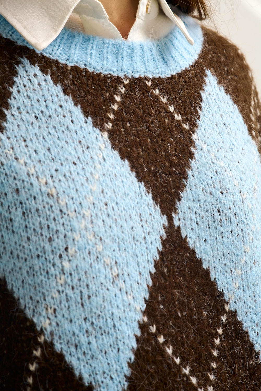 Pull en tricot à losanges bleu et marron avec manches volumineuses