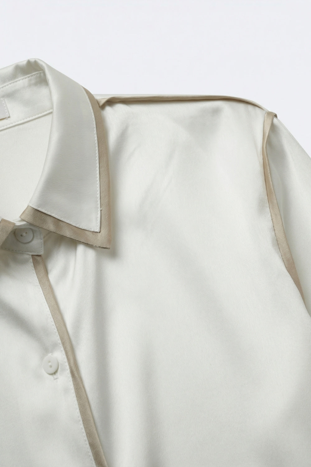 Chemise boutonnée en satin crème avec bordures contrastées