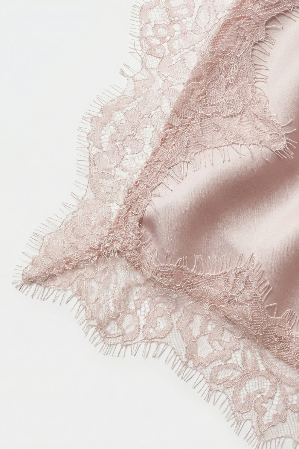 Haut sans manches en satin rose poudré avec drapé et dentelle