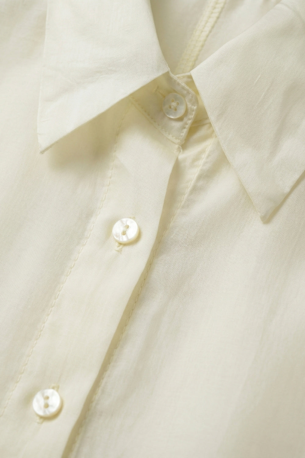 Chemise en satin brillant à coupe décontractée de couleur blanche