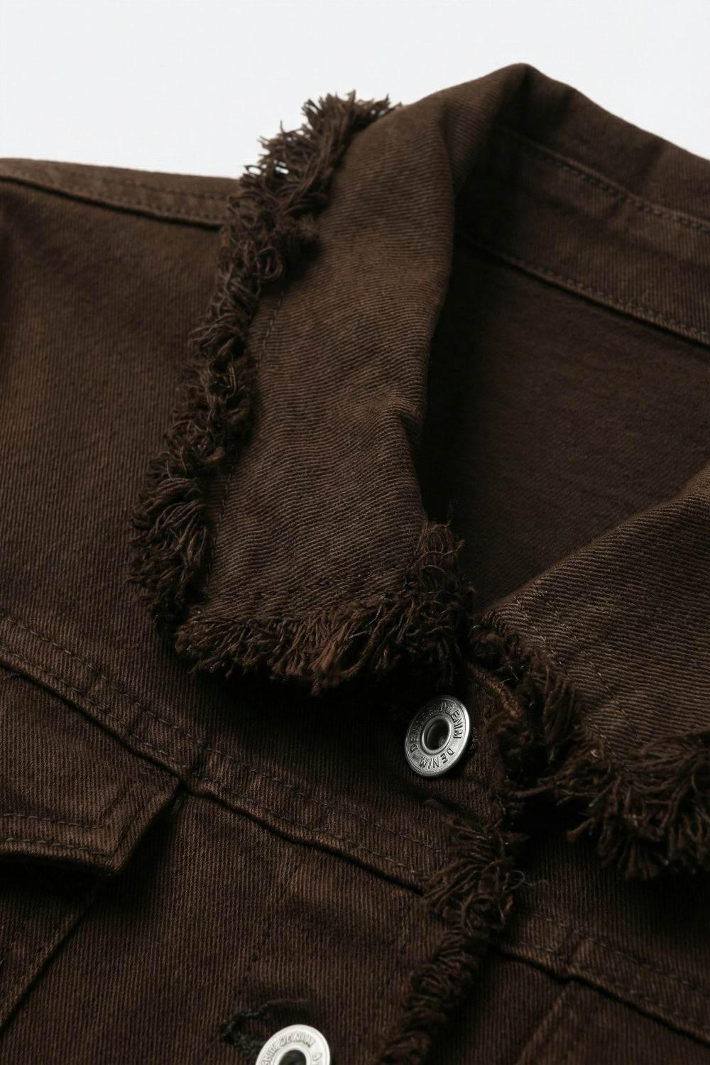 Veste en jean à bords bruts de couleur chocolat