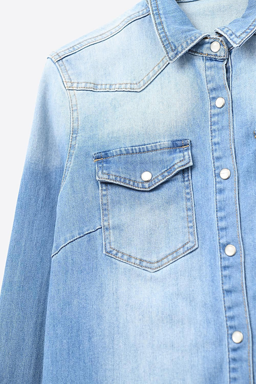 Chemise en denim bleu délavé avec devant boutonné