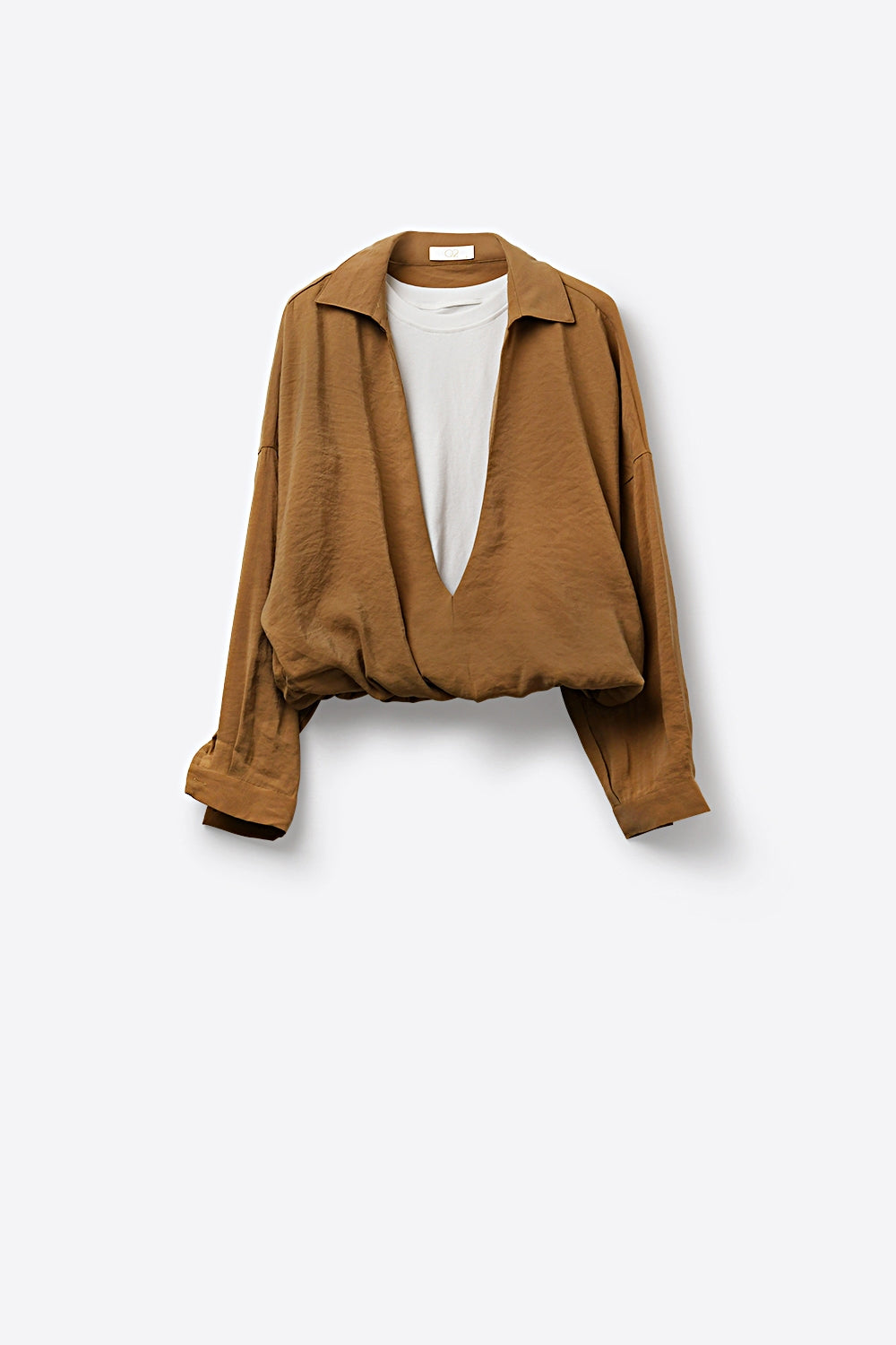 Chemise texturée légère camel et t-shirt blanc à l'intérieur