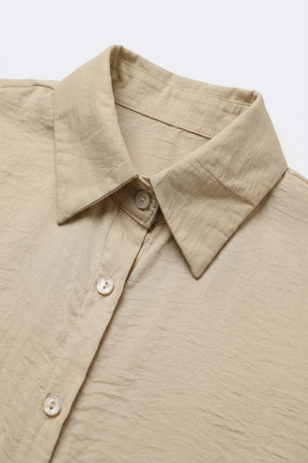 Robe-chemise beige à manches longues avec boutons en satin brillant