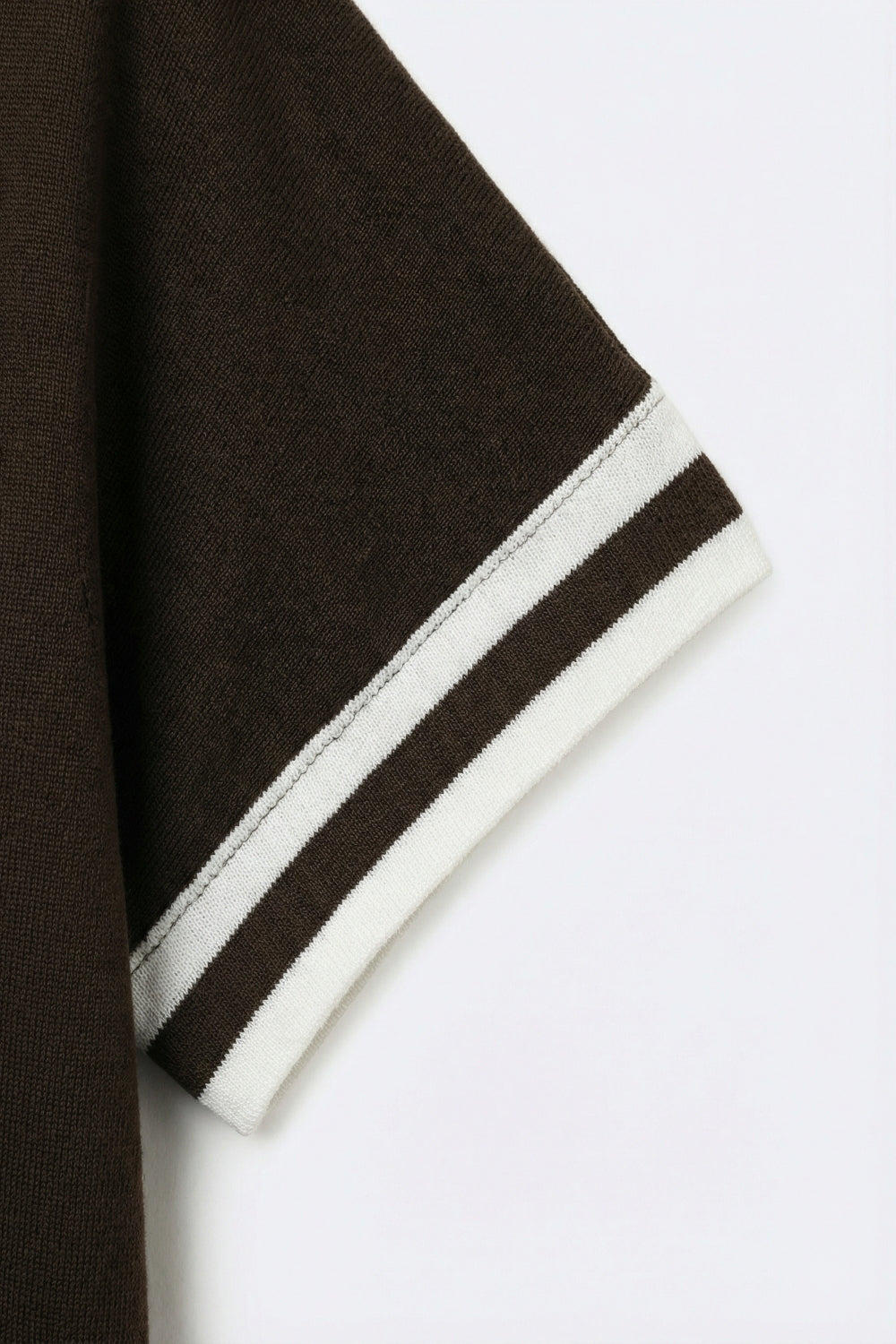 Pull en tricot marron avec détail de manche à rayure blanche