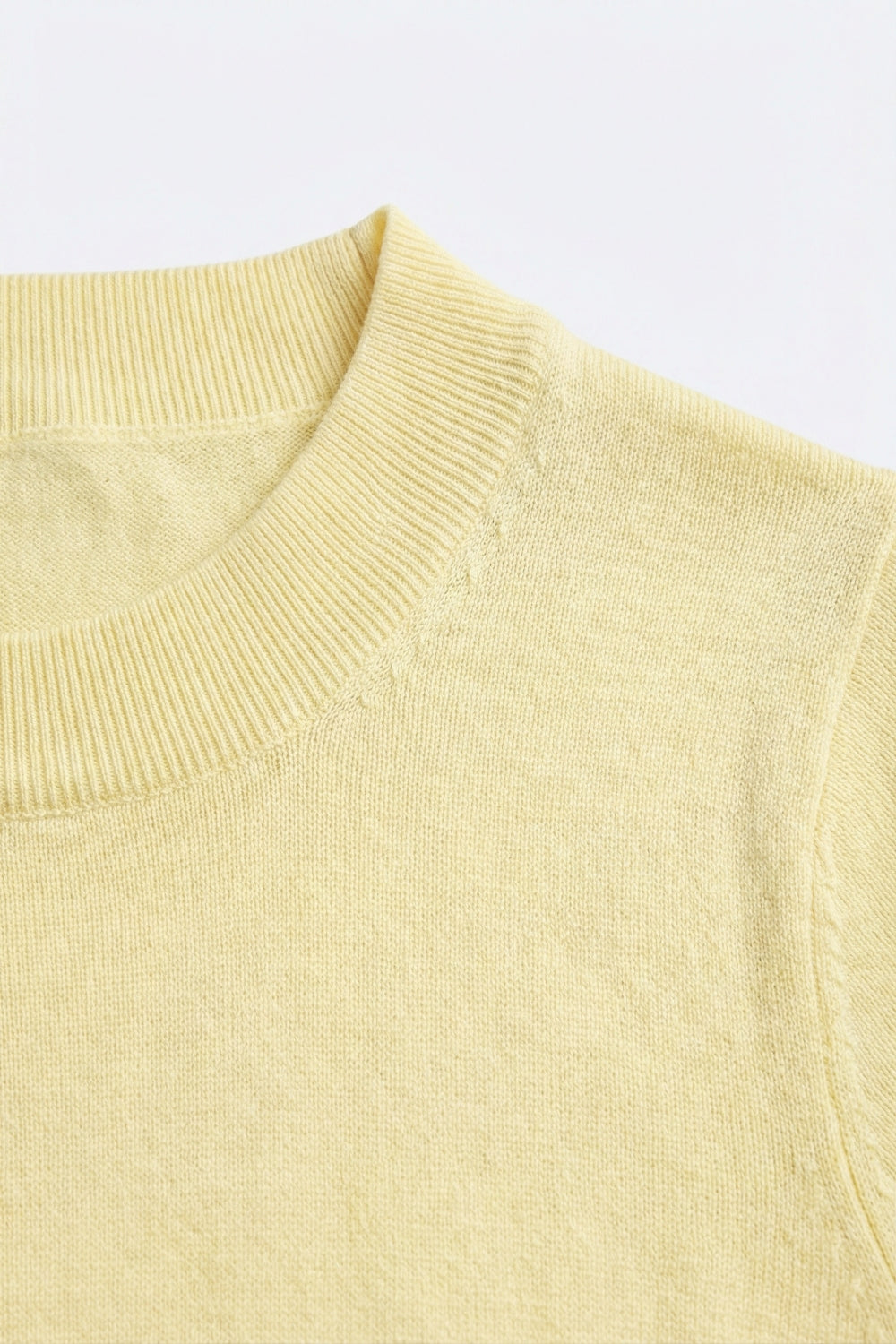 pull jaune à col roulé et manches courtes ajustées