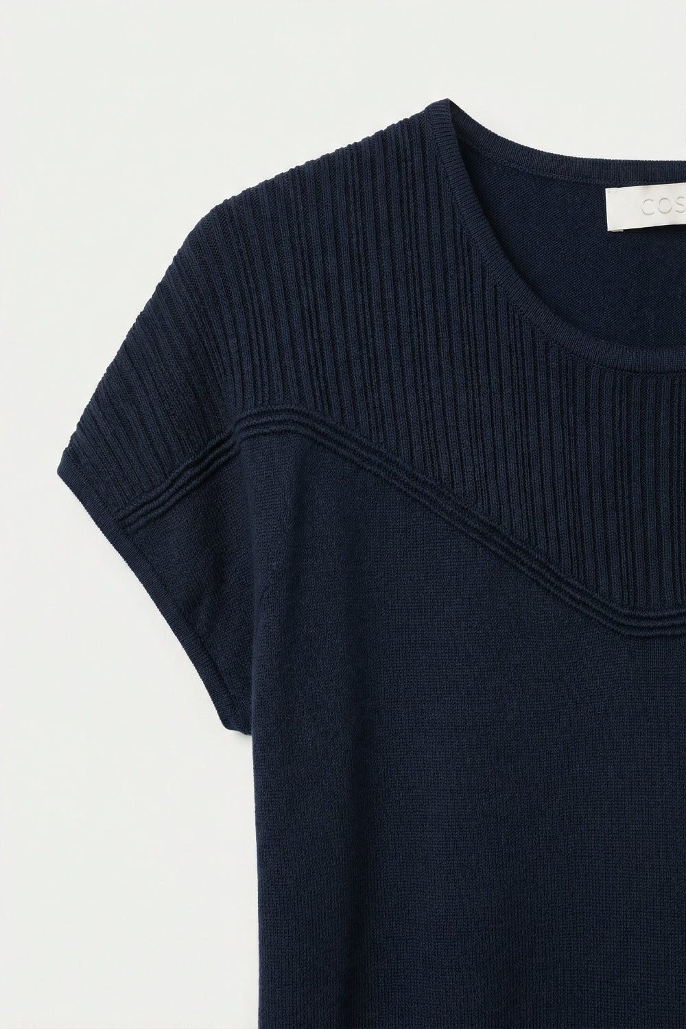 Pull en maille marine avec détail côtelé et manches courtes