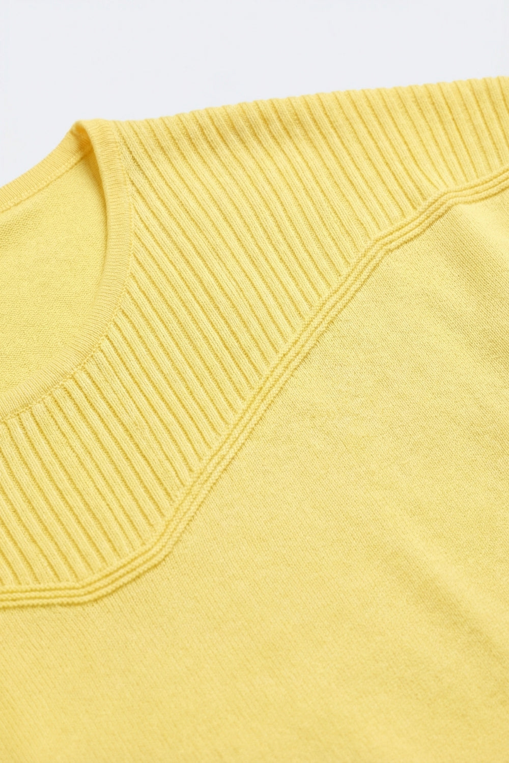 Pull en maille jaune à manches courtes avec détail côtelé
