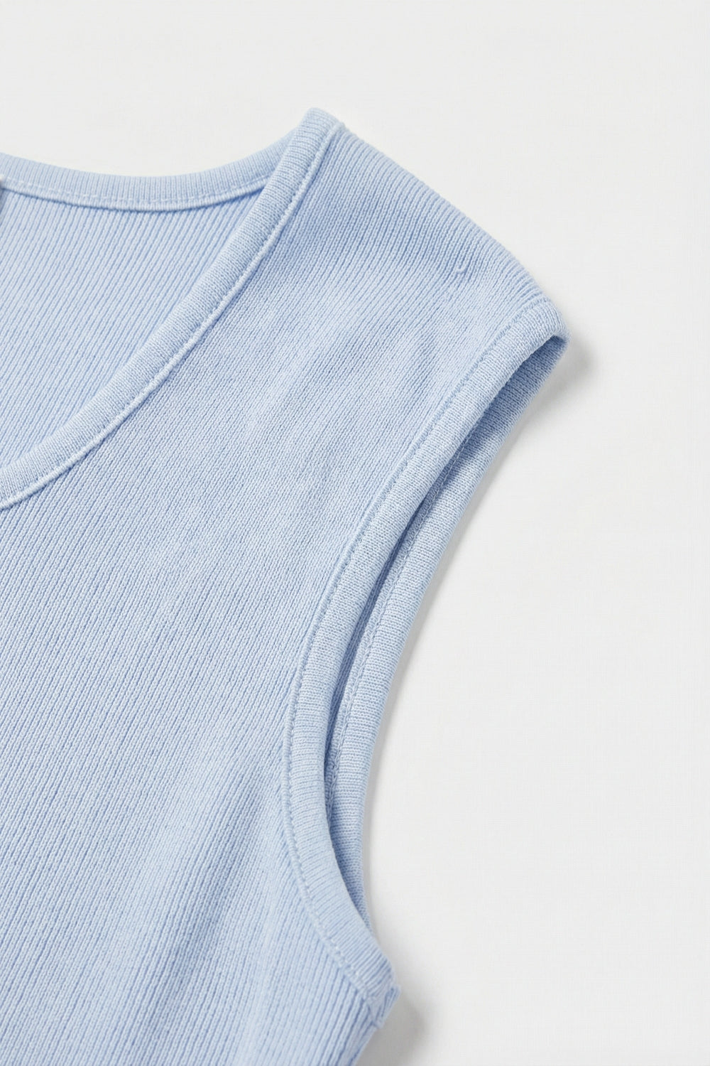 Pull léger bleu clair en maille côtelée avec col rond en tricot léger