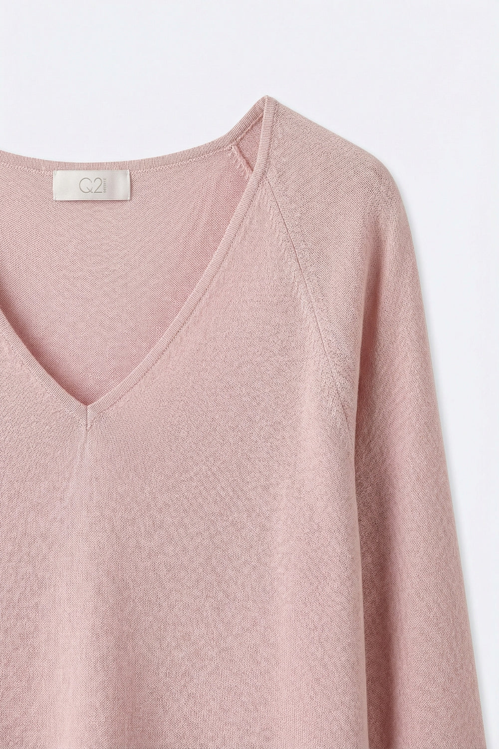 Pull en maille rose poudré à col en V et coupe décontractée